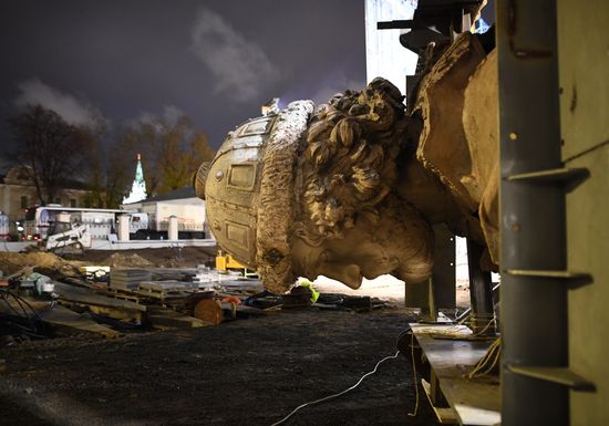 Transporation and installation of monument to Prince Vladimir
