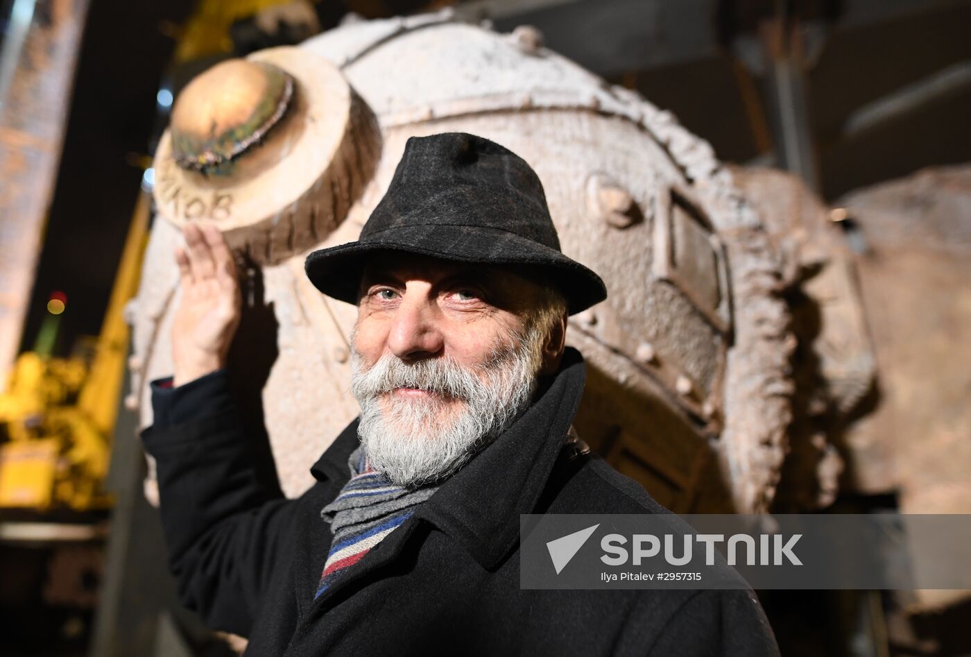 Transporation and installation of monument to Prince Vladimir