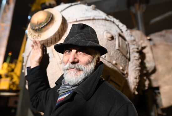 Transporation and installation of monument to Prince Vladimir