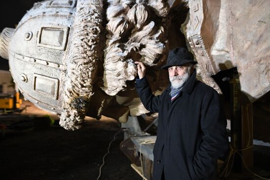 Transporation and installation of monument to Prince Vladimir