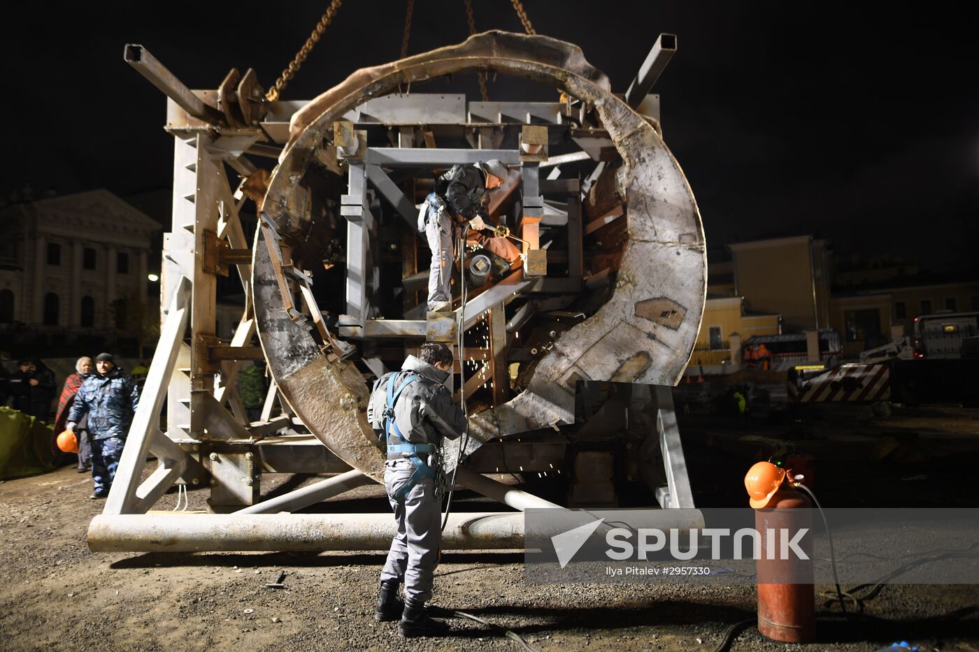 Transporation and installation of monument to Prince Vladimir