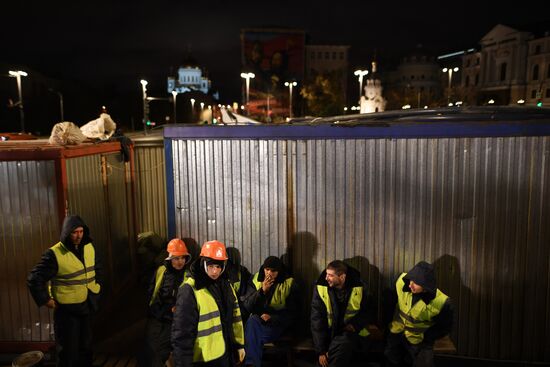 Transporation and installation of monument to Prince Vladimir
