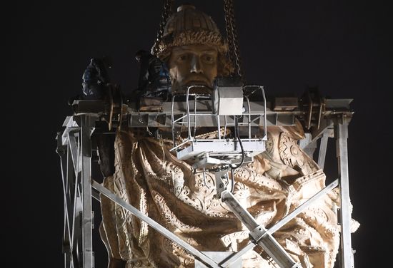Transporation and installation of monument to Prince Vladimir