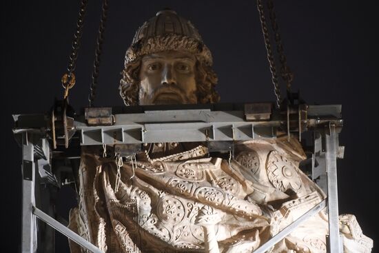 Transporation and installation of monument to Prince Vladimir