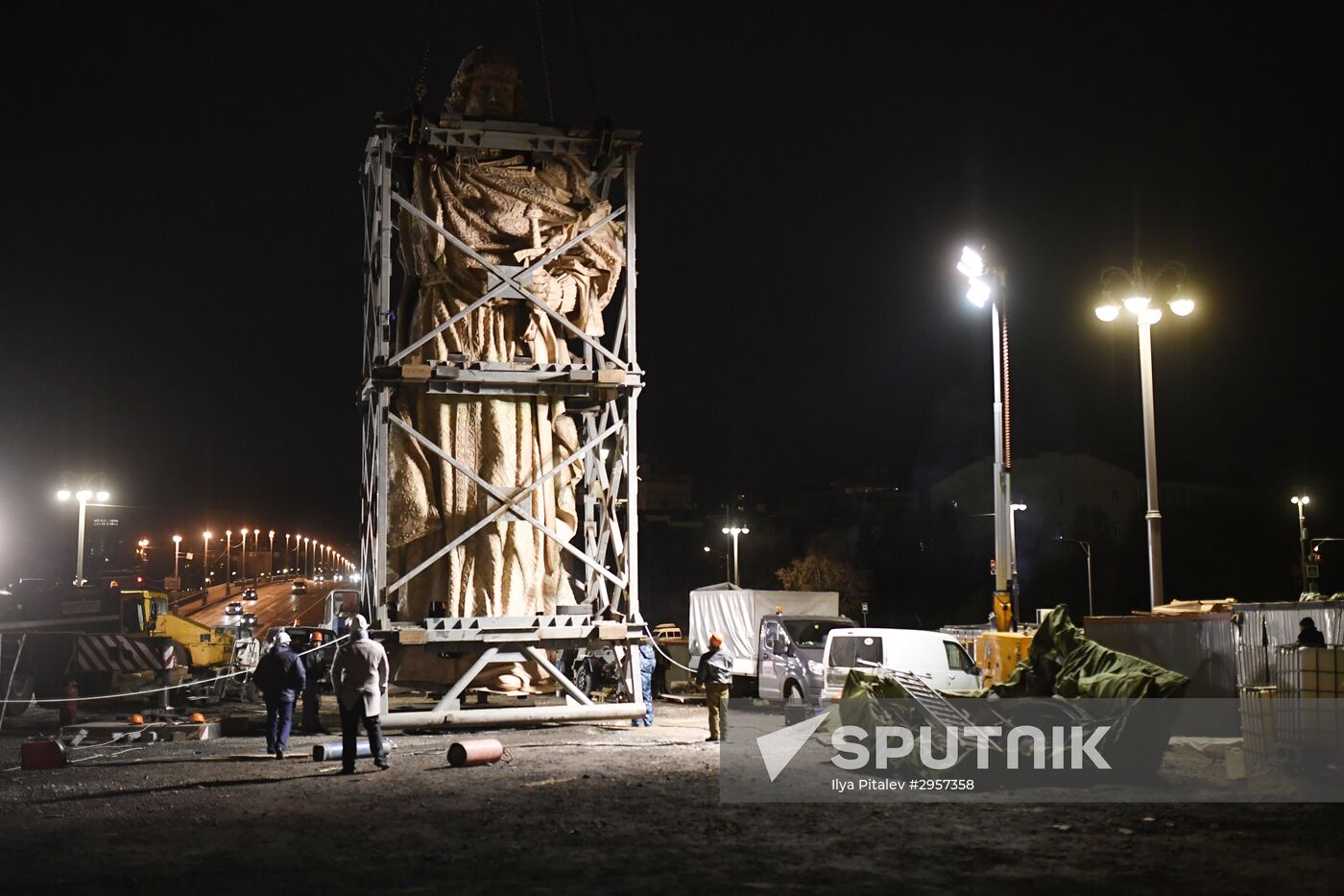 Transporation and installation of monument to Prince Vladimir