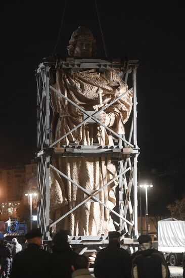 Transporation and installation of monument to Prince Vladimir