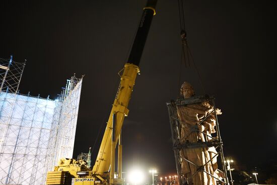 Transporation and installation of monument to Prince Vladimir