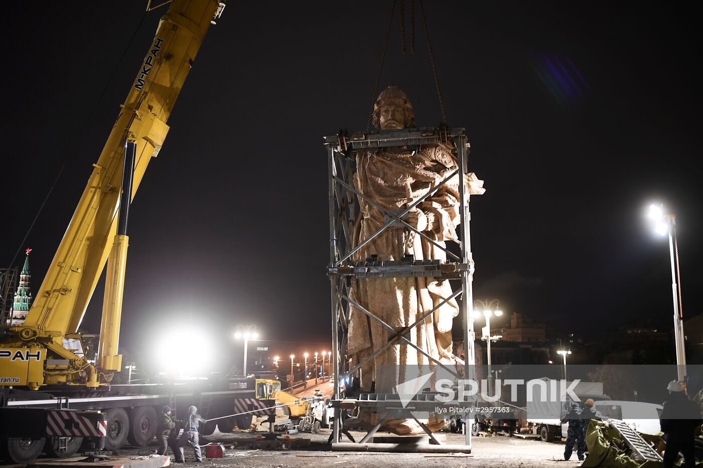 Transporation and installation of monument to Prince Vladimir