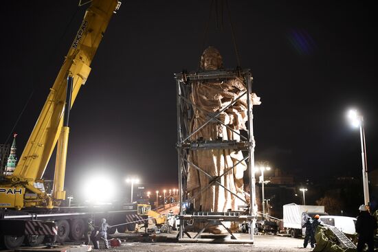 Transporation and installation of monument to Prince Vladimir
