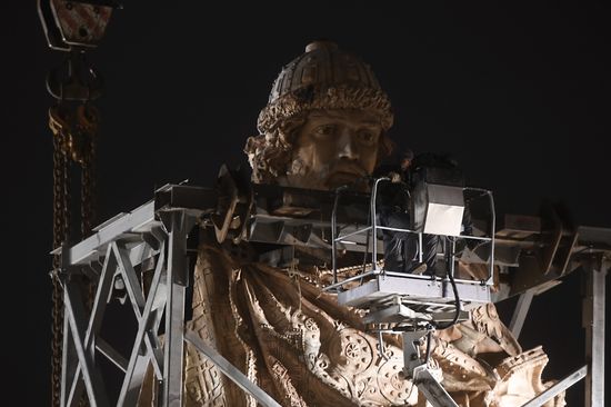 Transporation and installation of monument to Prince Vladimir