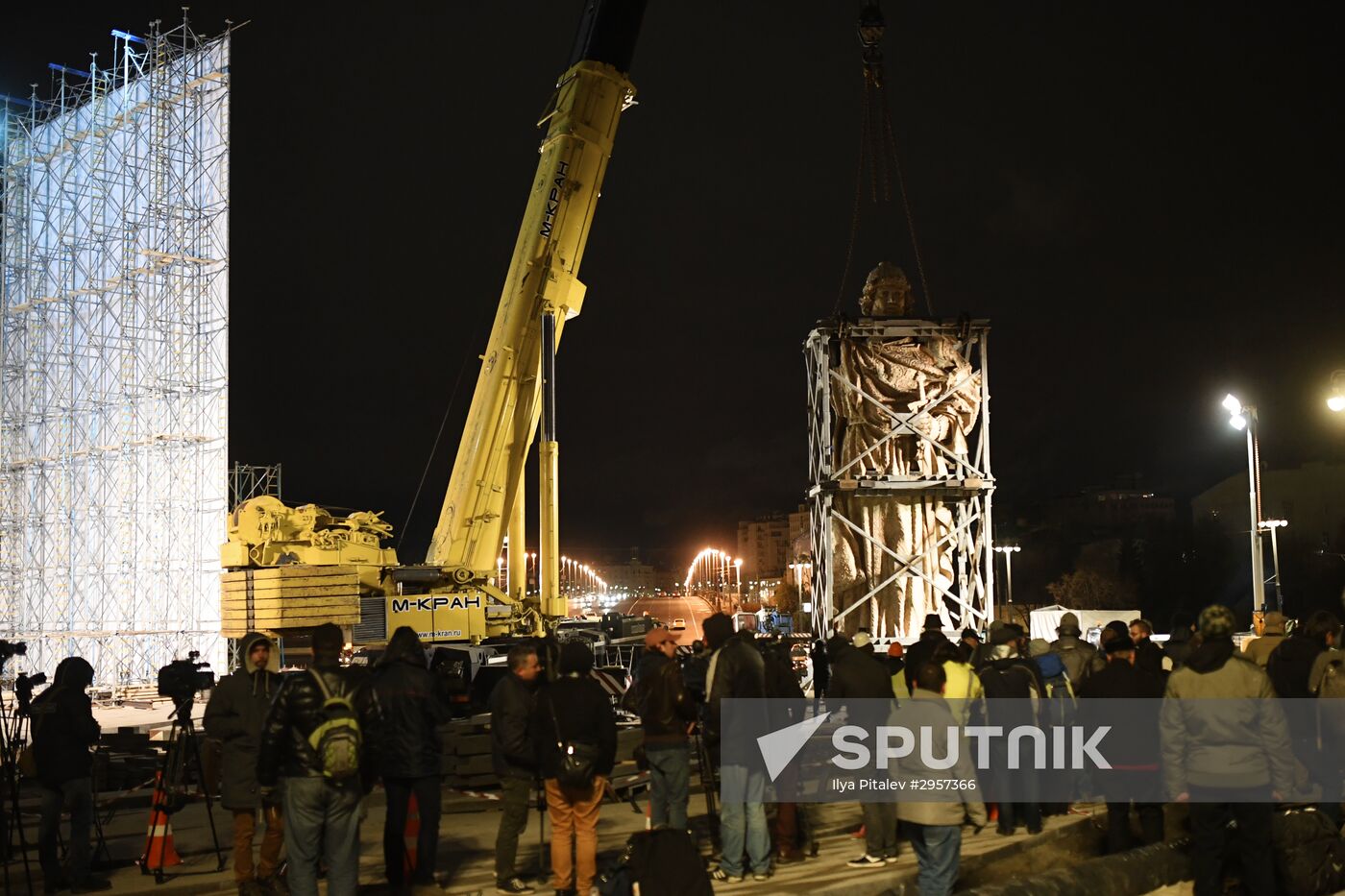Transporation and installation of monument to Prince Vladimir