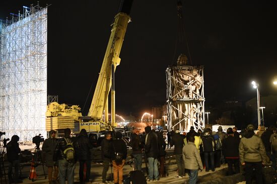 Transporation and installation of monument to Prince Vladimir