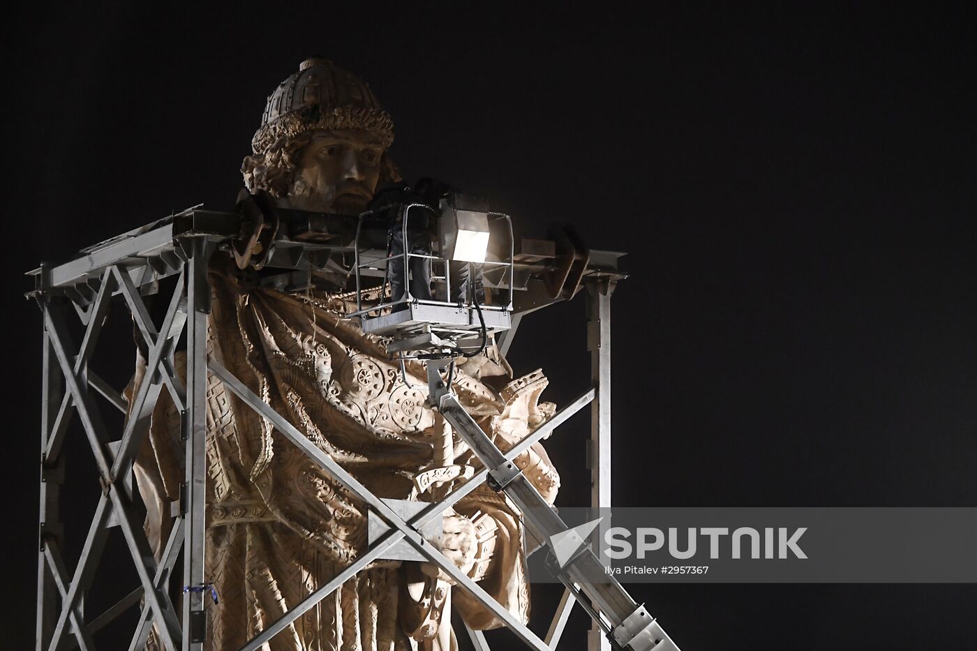 Transporation and installation of monument to Prince Vladimir