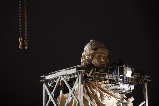 Transporation and installation of monument to Prince Vladimir