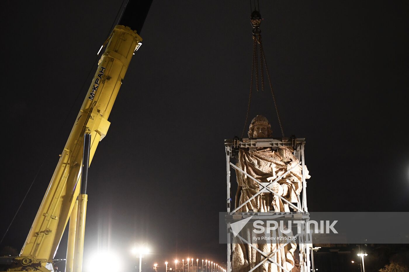 Transporation and installation of monument to Prince Vladimir