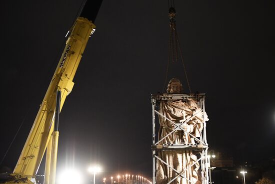 Transporation and installation of monument to Prince Vladimir