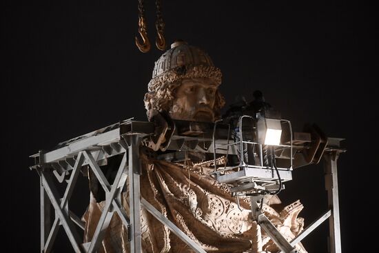 Transporation and installation of monument to Prince Vladimir