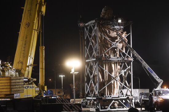 Transporation and installation of monument to Prince Vladimir