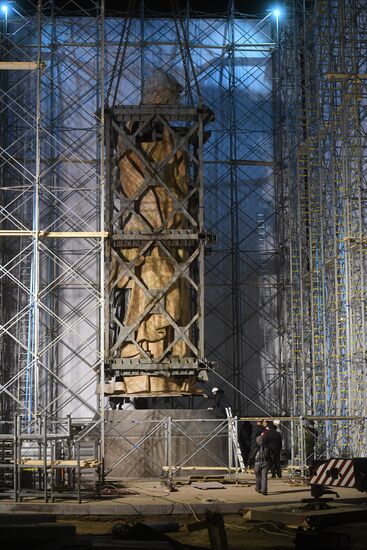 Transporting and assembling monument to Prince Vladimir