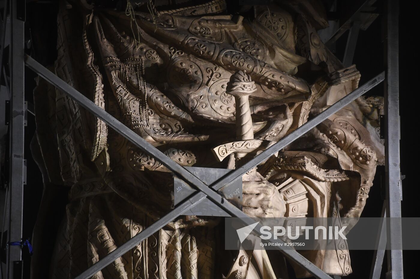 Transporting and assembling monument to Prince Vladimir