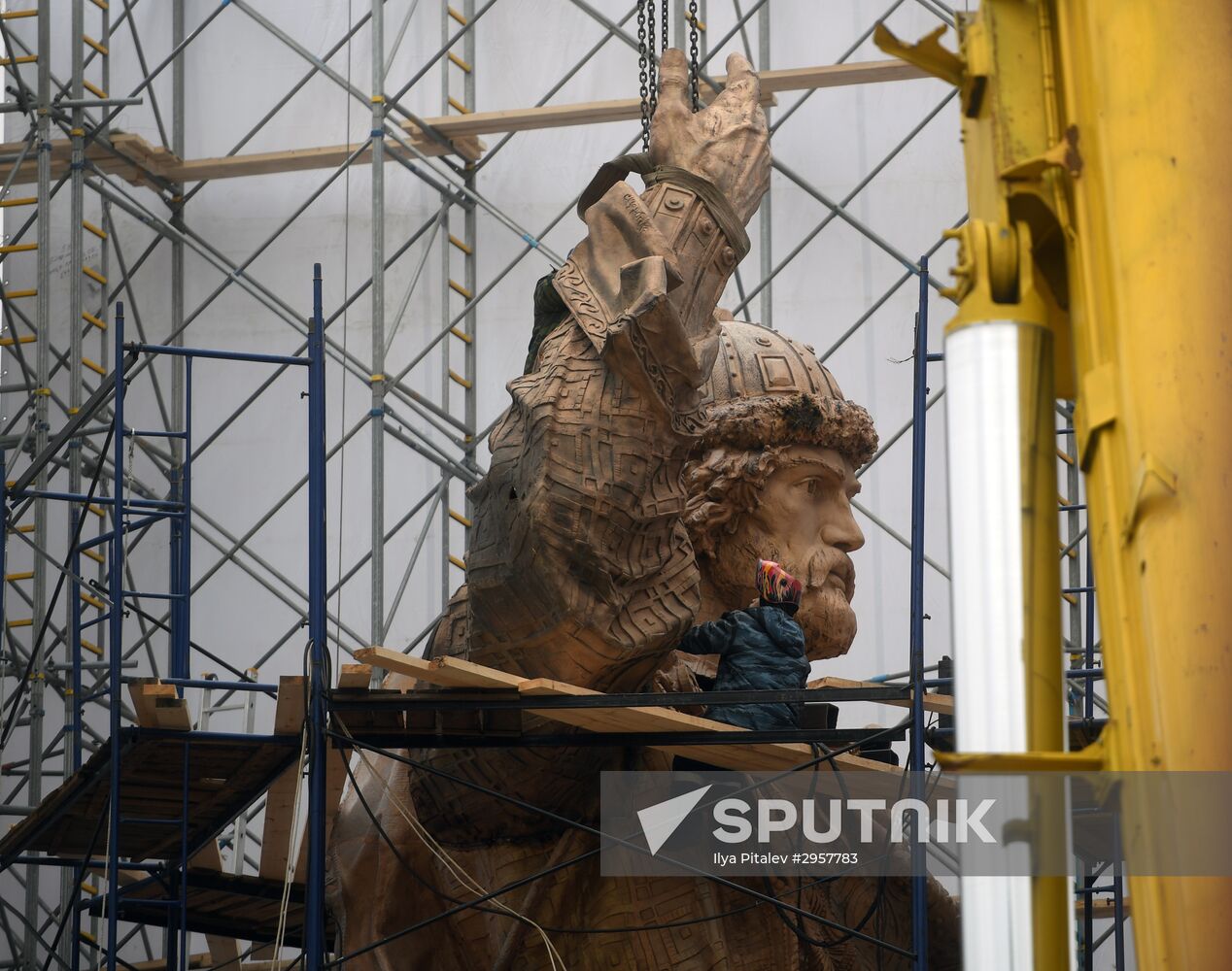 Prince Vladimir Statue continued to be assembled in Moscow