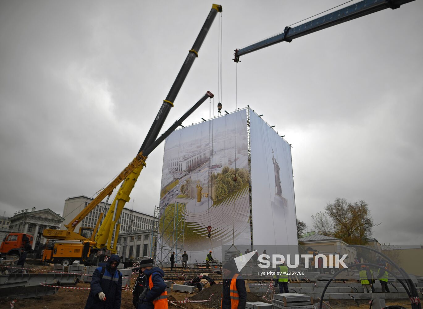 Prince Vladimir Statue continued to be assembled in Moscow