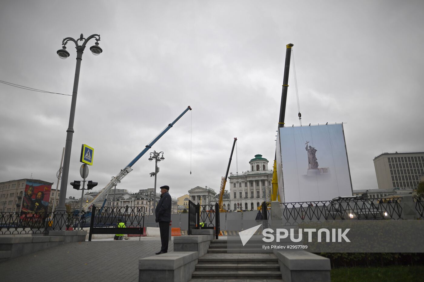 Prince Vladimir Statue continued to be assembled in Moscow