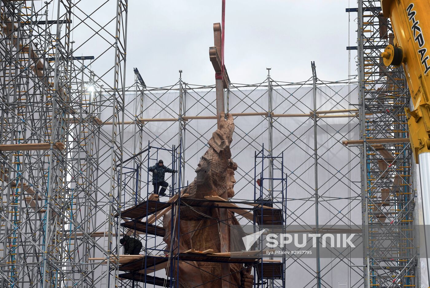 Prince Vladimir Statue continued to be assembled in Moscow