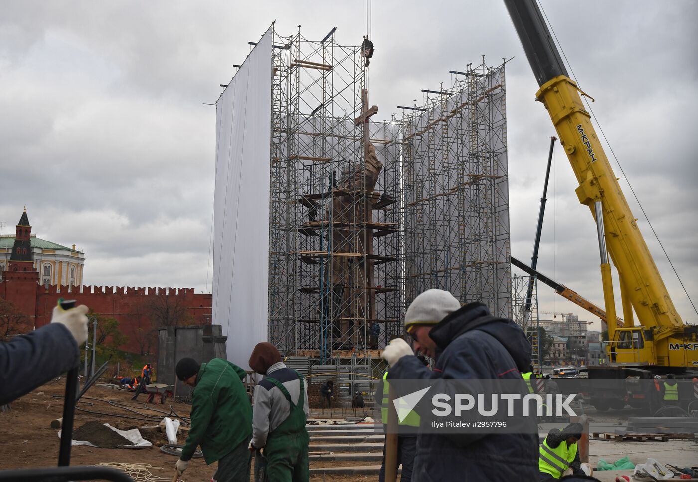 Prince Vladimir Statue continued to be assembled in Moscow