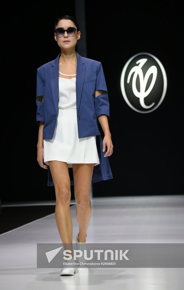 Show of Valentin Yudashkin's Spring/Summer 2017 Ready-To-Wear Collection