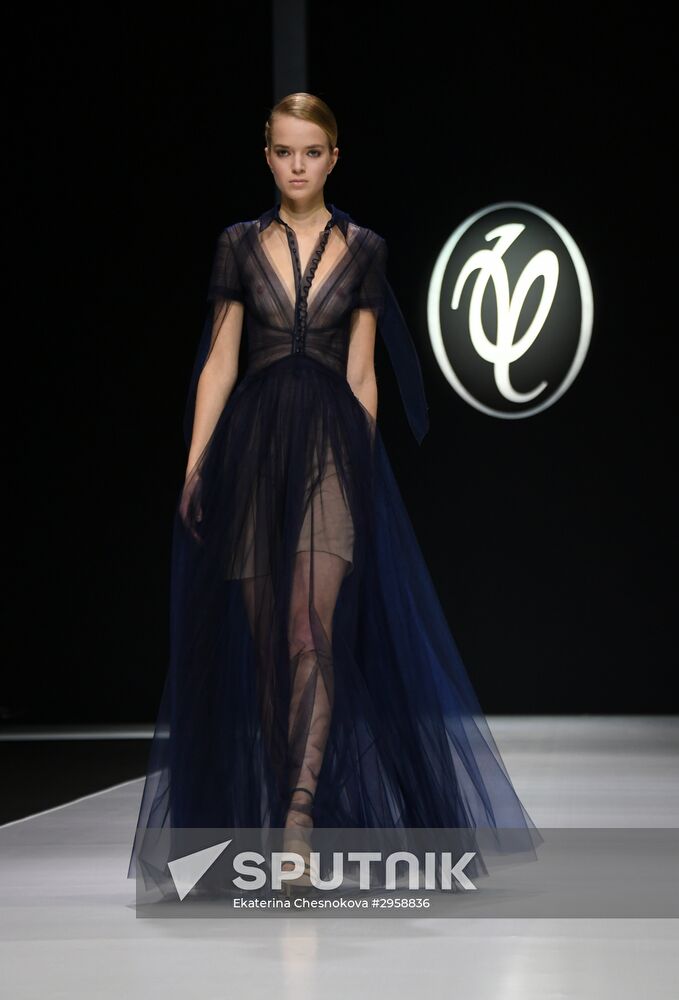 Show of Valentin Yudashkin's Spring/Summer 2017 Ready-To-Wear Collection