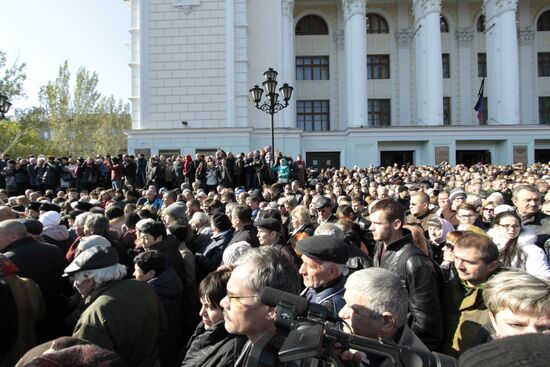 Paying last respects to DPR separatists' commander Arsen Pavlov (aka Motorola) in Donetsk