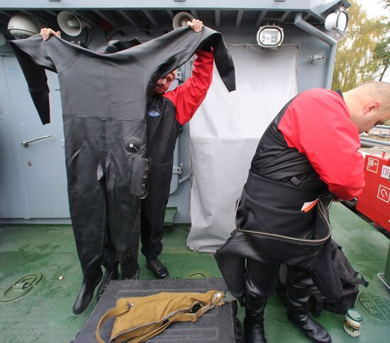 Military swimmers of the Baltic naval base hold training