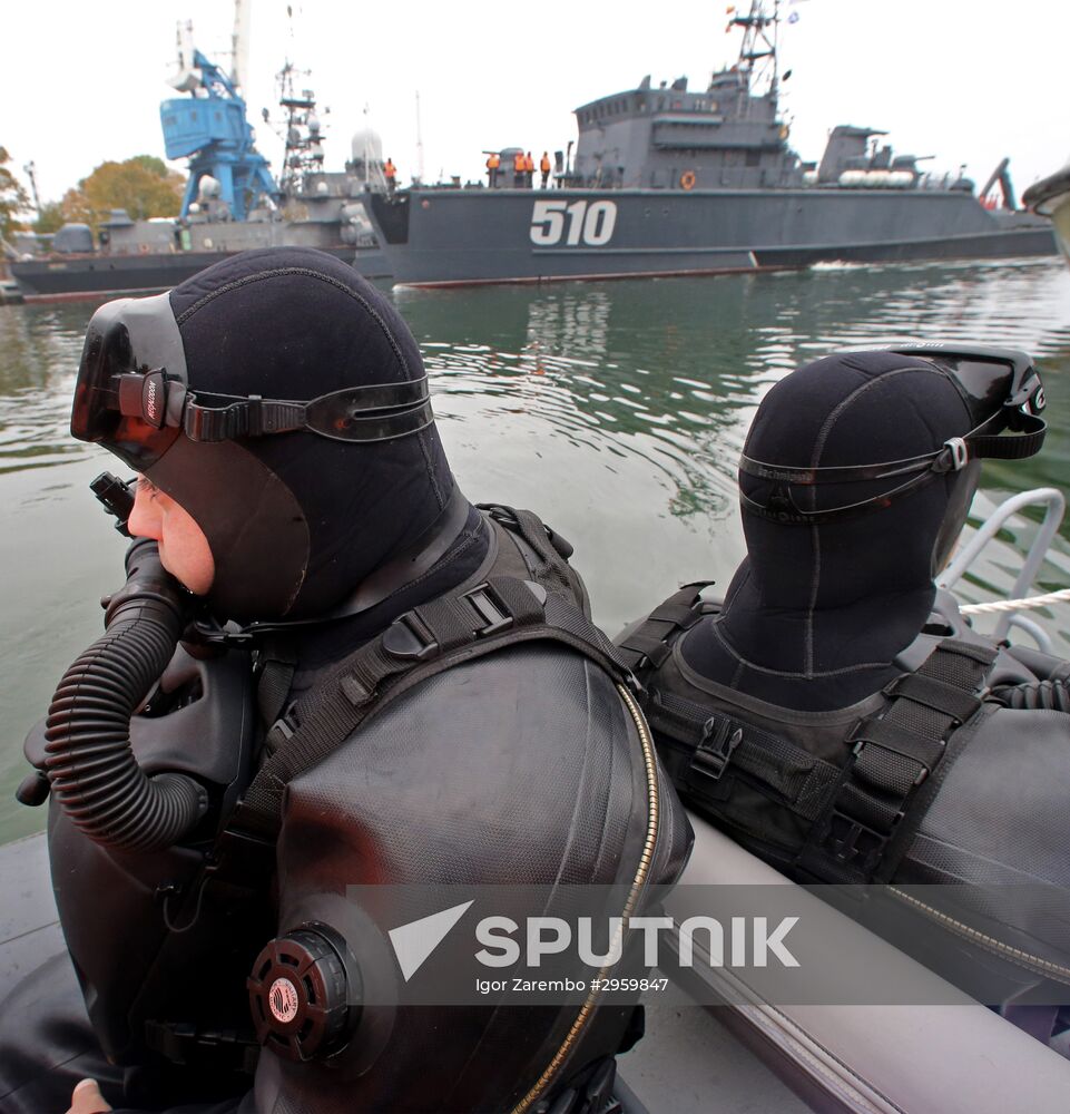 Military swimmers of the Baltic naval base hold training