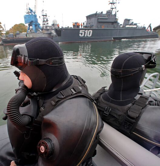 Military swimmers of the Baltic naval base hold training