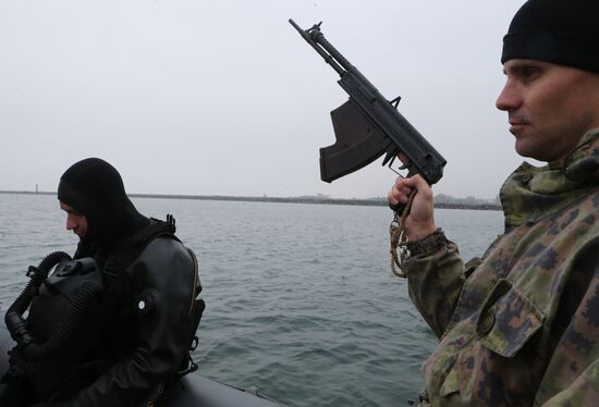 Military swimmers of the Baltic naval base hold training