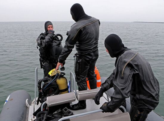 Military swimmers of the Baltic naval base hold training