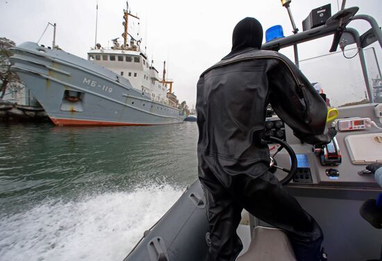 Military swimmers of the Baltic naval base hold training