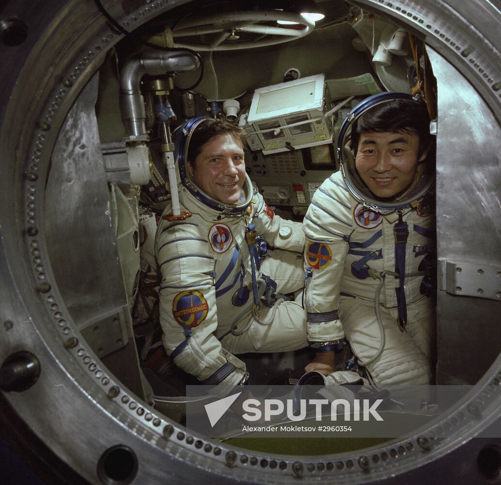 Soviet cosmonaut Vladimir Lyakhov and Mongolian cosmonaut Maidarjavyn Ganzorig