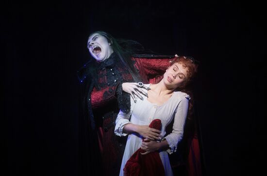 Dance of the Vampires musical rehearsal