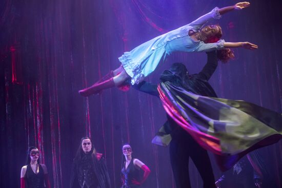 Dance of the Vampires musical rehearsal