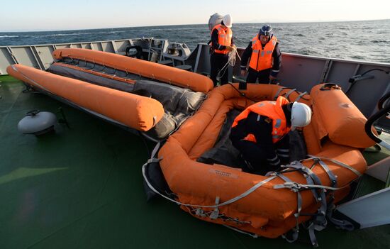 Pacific Fleet's sea rescue service holds drill