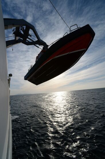 Pacific Fleet's sea rescue service holds drill