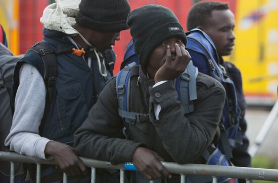 French authorities shut down improvised refugee camp in Calais