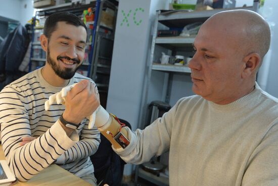 Belarussian young man makes prosthetis for his father
