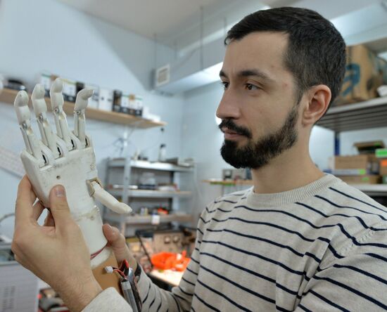 Belarussian young man makes prosthetis for his father