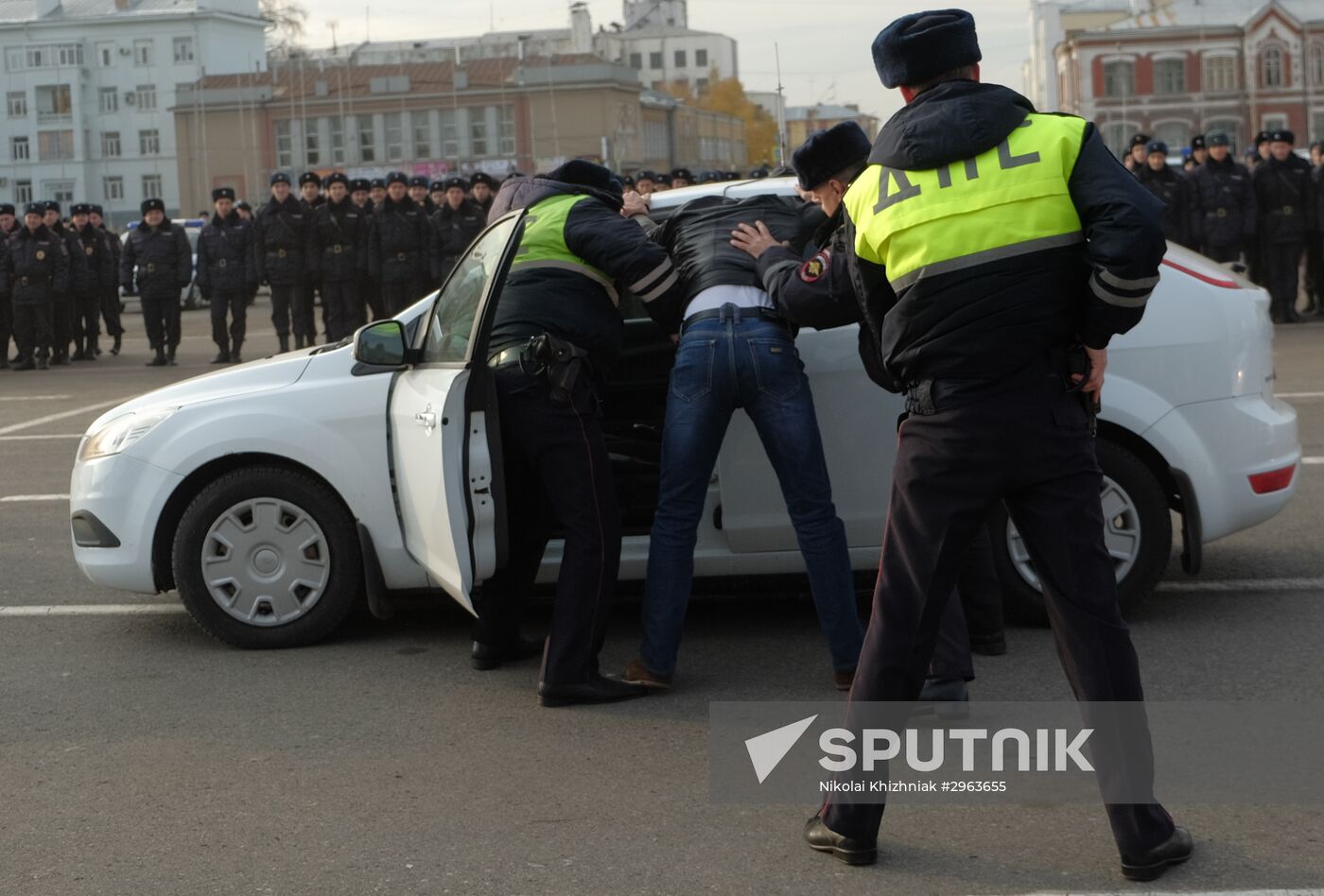 Samara police force hold annual parade on Kuibyshev Square