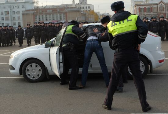Samara police force hold annual parade on Kuibyshev Square