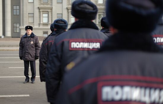 Samara police force hold annual parade on Kuibyshev Square