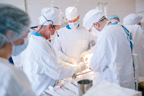 Professor Pyotr Tsarkov gives coloproctology master class at Ivanovo oncology clinic